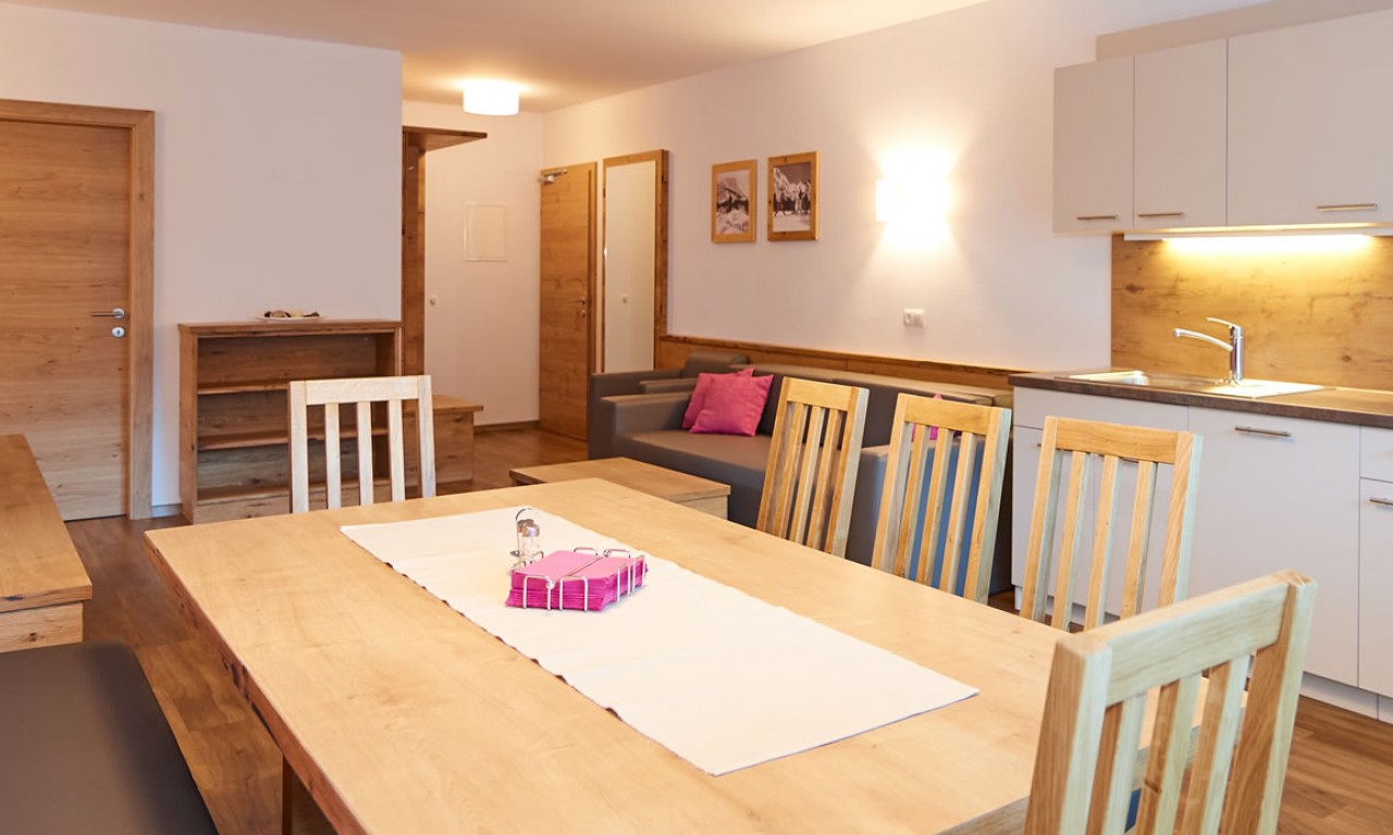 Küche und Wohnraum von Appartement B in Flachau